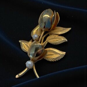 Vintage Rosebud Spray Brooch-Gold-Tones w Glass Pearls (1950-1960 UNSIGNED CORO)
